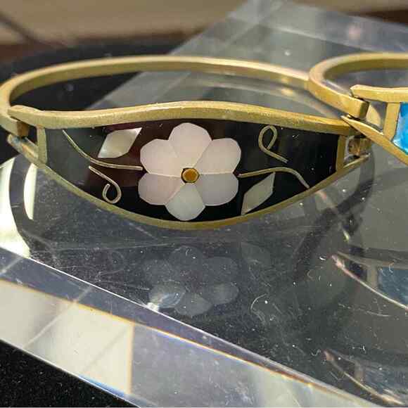 2 Vintage Mexico Alpaca Mother of Pearl Inlaid Hinge Silver Bracelets Hearts - Picture 3 of 9